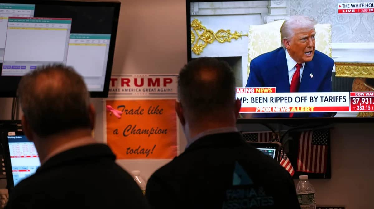 Дональд Трамп на экране телевизора в зале Нью-Йоркской фондовой биржи, 7 апреля 2025 года. Фото: Seth Wenig / AP Photo / Scanpix / LETA
