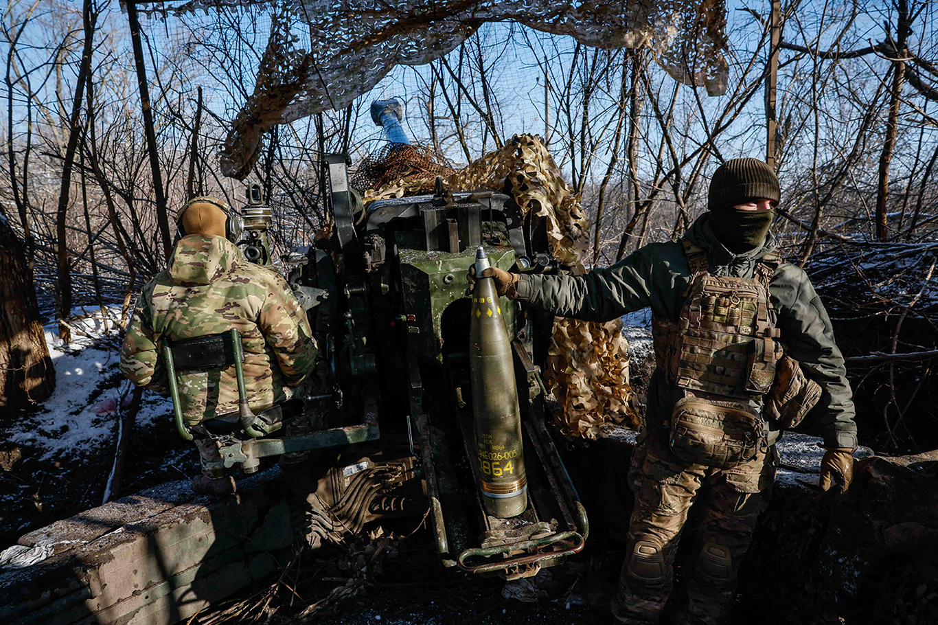 Военнослужащие 12-й бригады специального назначения «Азов» Национальной гвардии Украины готовятся к стрельбе из гаубицы FH-70, Донецкая область, Украина, 22 ноября 2023 года. Фото: Alina Smutko / REUTERS / Scanpix / LETA