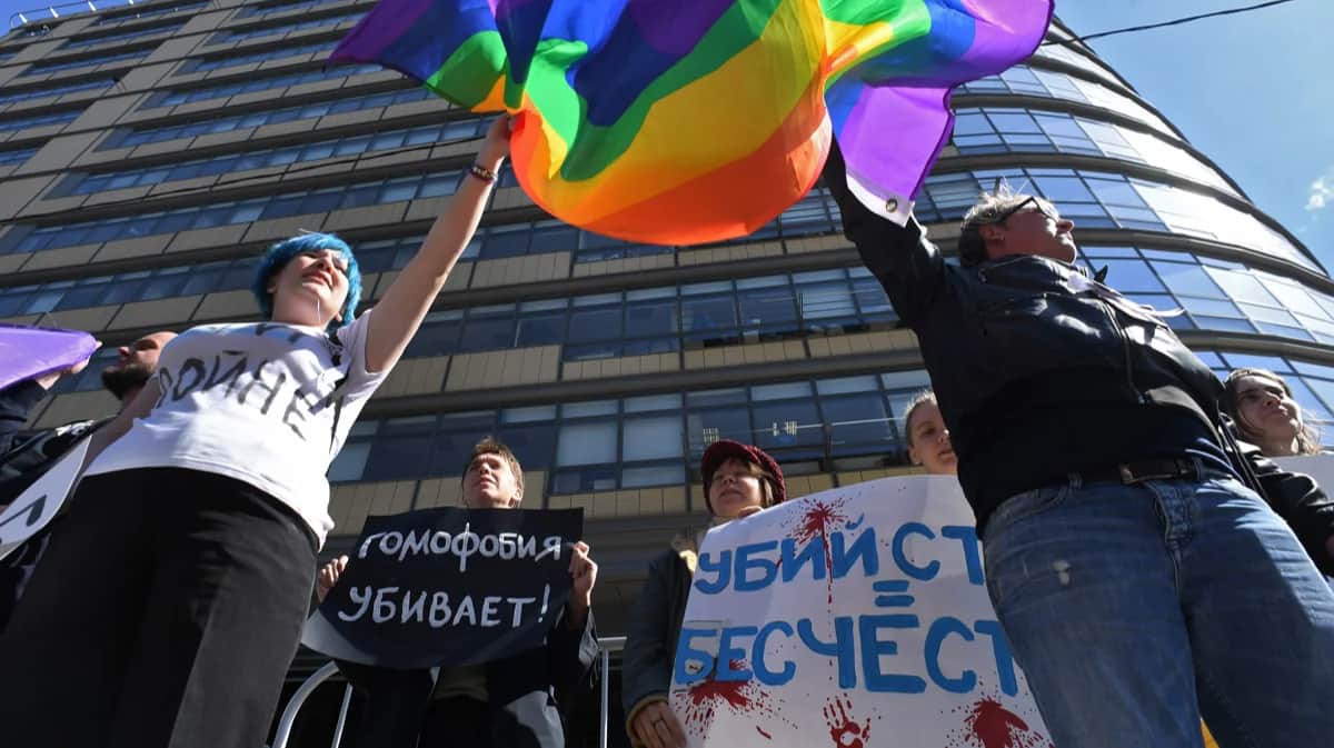 Защитники прав ЛГБТ принимают участие в митинге в центре Москвы, 6 мая 2017 года. Фото: Кирилл Кудрявцев / AFP / Scanpix / LETA