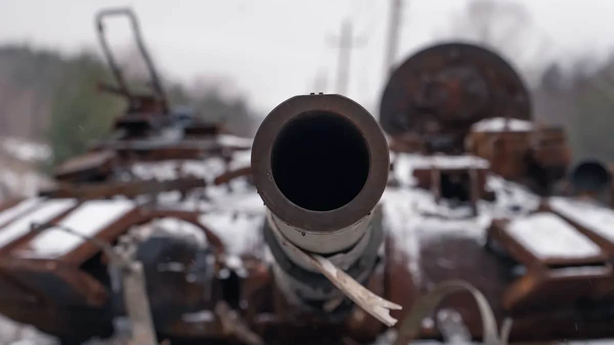 A destroyed tank near Donetsk. Photo: Oleksandr Hryvul / Global Images Ukraine / Getty Images