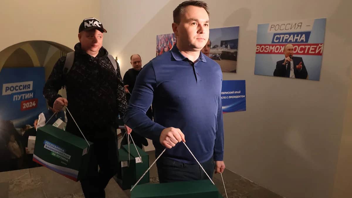 Волонтеры штаба президентской кампании Владимира Путина несут коробки с бумагами, доставленными из регионов, 8 января 2024 года в Москве. Фото: Contributor / Getty Images