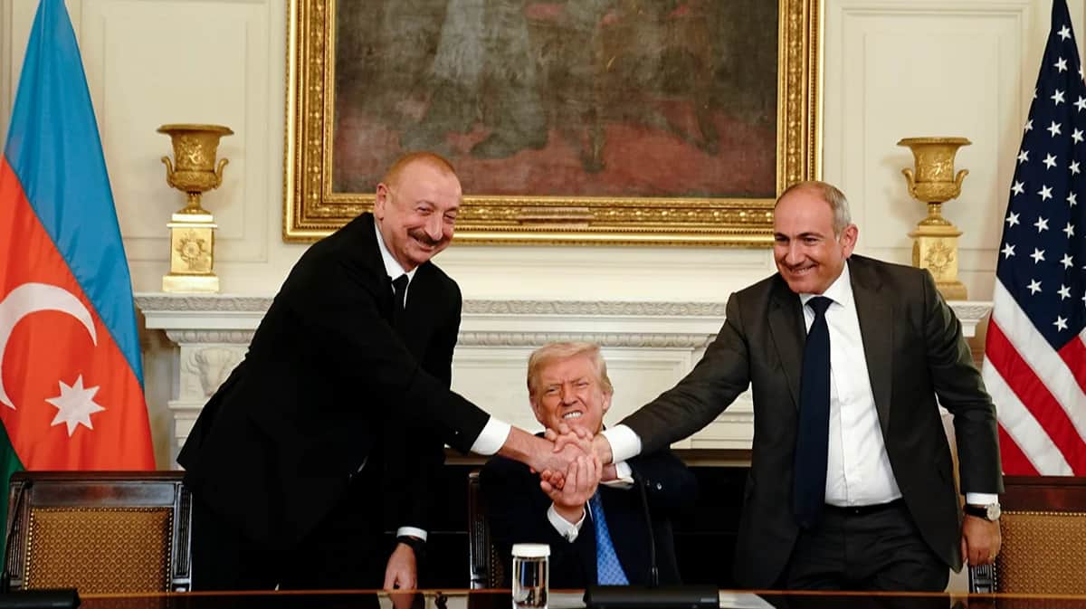 Президент Азербайджана Ильхам Алиев, президент США Дональд Трамп и премьер-министр Армении Никол Пашинян во время церемонии подписания в Государственной столовой Белого дома в Вашингтоне, округ Колумбия, США, 8 августа 2025 года. Фото: Nathan Howard / EPA