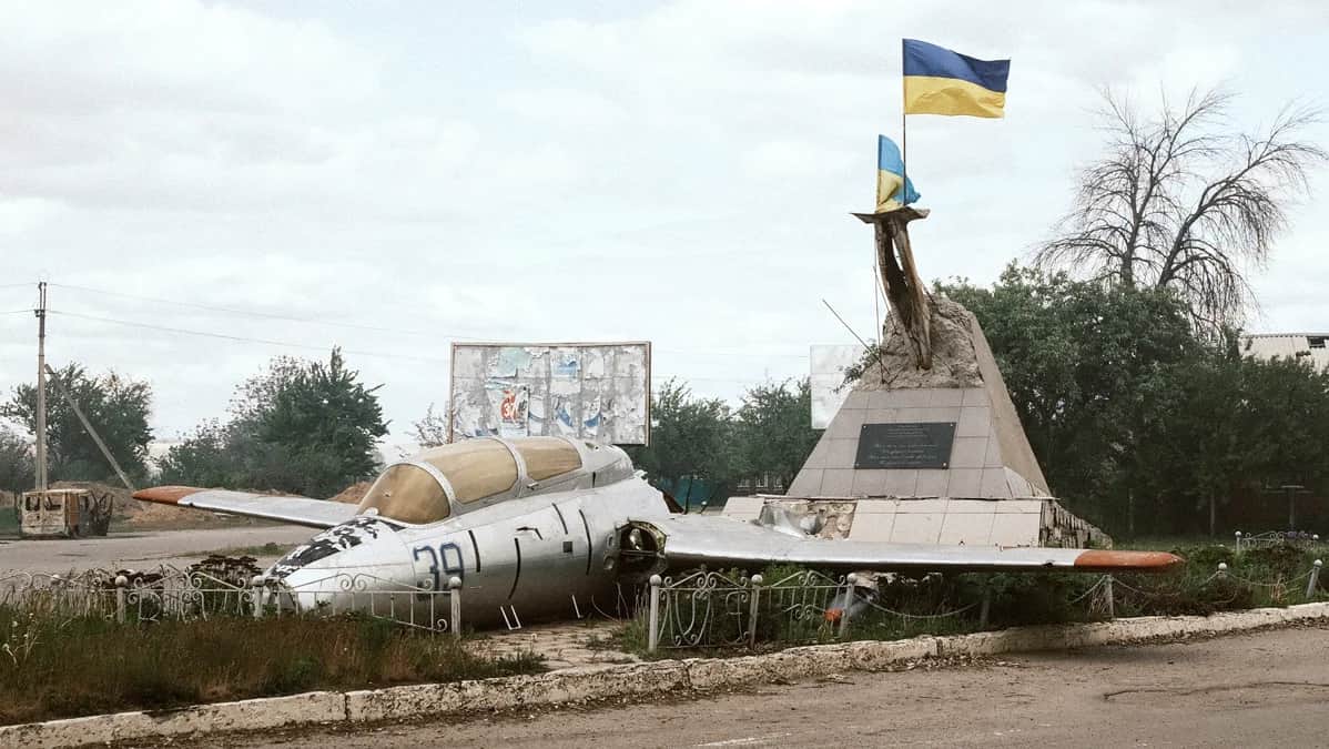 Украинские флаги на месте поврежденного мемориала с самолетом Л-29 в Волчанске, Харьковская область, Украина, 12 мая 2024 года. Фото: Георгий Иванченко / EPA-EFE
