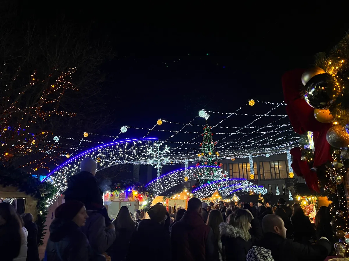 A fair near the Maria Bieșu National Opera and Ballet Theatre. Photo: Ira Purysova / Novaya Gazeta Europe