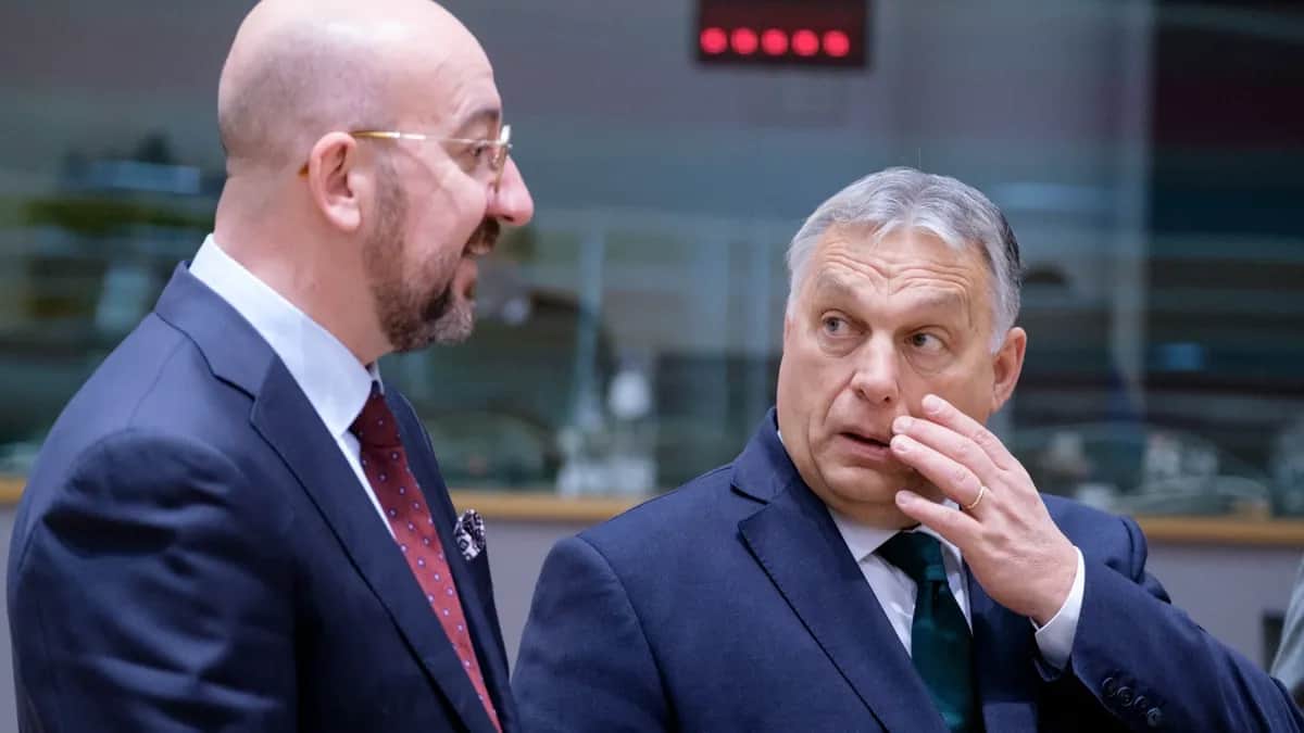 Президент Европейского совета Шарль Мишель и премьер-министр Венгрии Виктор Орбан перед началом саммита ЕС. Брюссель, 15 декабря 2022 года. Фото: Thierry Monasse / Getty Images