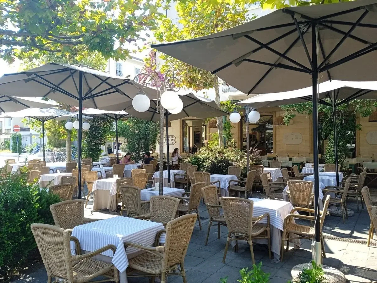 A cafe on Forte dei Marmi’s main piazza ahead of the evening rush. Photo: Yakov Svyazka