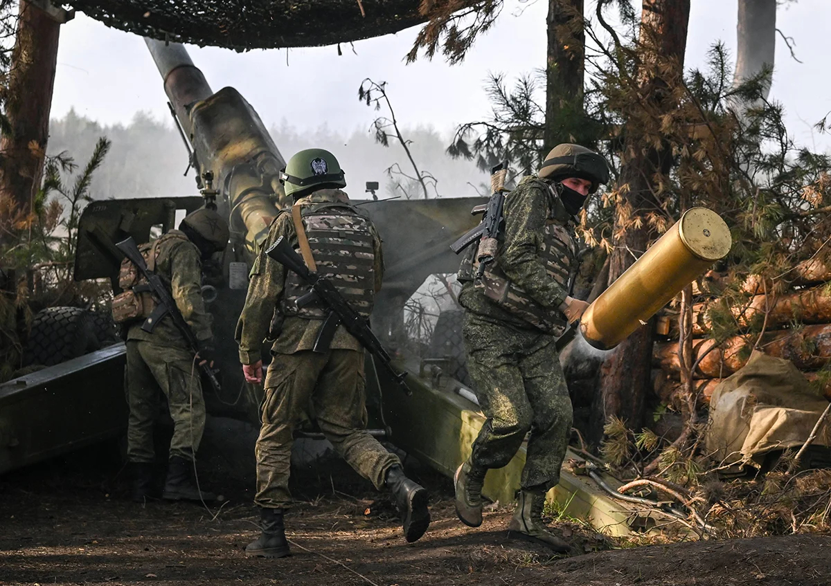 Российские военные открыли огонь из реактивных систем залпового огня БМ-21 «Град» по украинским позициям в направлении Красного Лимана, 17 ноября 2023 года. Фото: Станислав Красильников / IMAGO / SNA / Scanpix / LETA