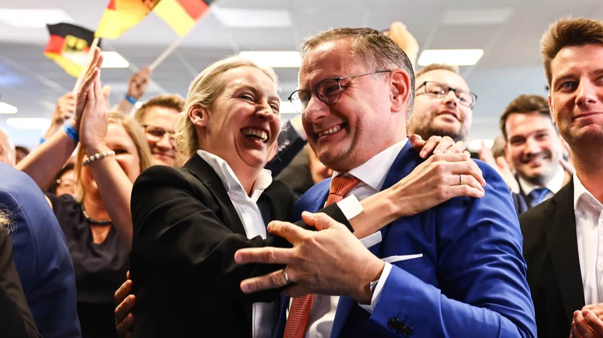 Сопредседатель правой политической партии «Альтернатива для Германии» (AfD) Тино Хрупалла (справа) и заместитель председателя Алис Вайдель (слева) во время предвыборного собрания «Альтернативы для Германии» (AfD) в Берлине, Германия, 9 июня 2024 года. Фото: Filip Singer / EPA-EFE