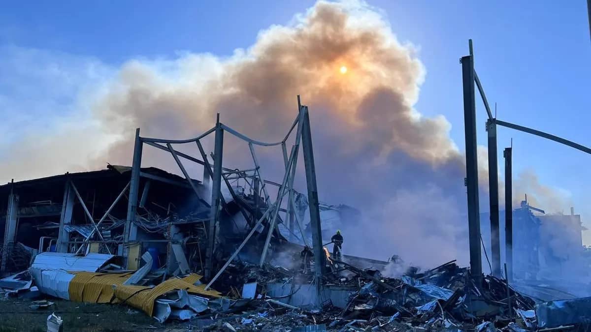 Последствия ракетного удара по торговому центру в Кременчуге. Фото: Заместитель руководителя Офиса Президента Украины Кирило Тимошенко