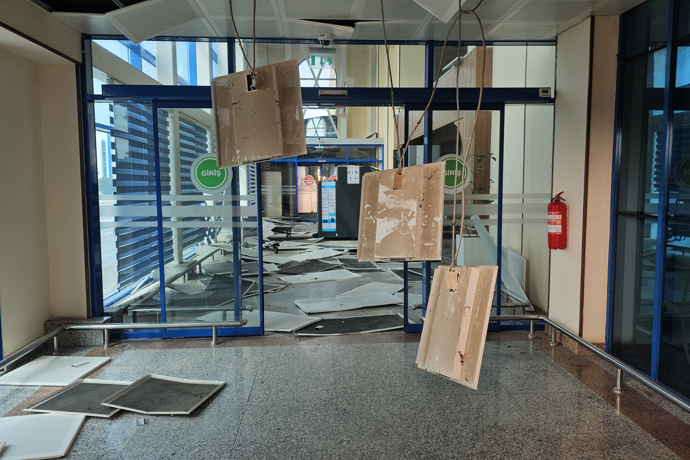 Разрушения внутри здания терминала после атаки беспилотника. Международный аэропорт Нахичевань, Азербайджан. 5 марта 2026 года. Фото: Azerbaijan State News Agency / Xinhua / ZUMA Press / Scanpix / LETA