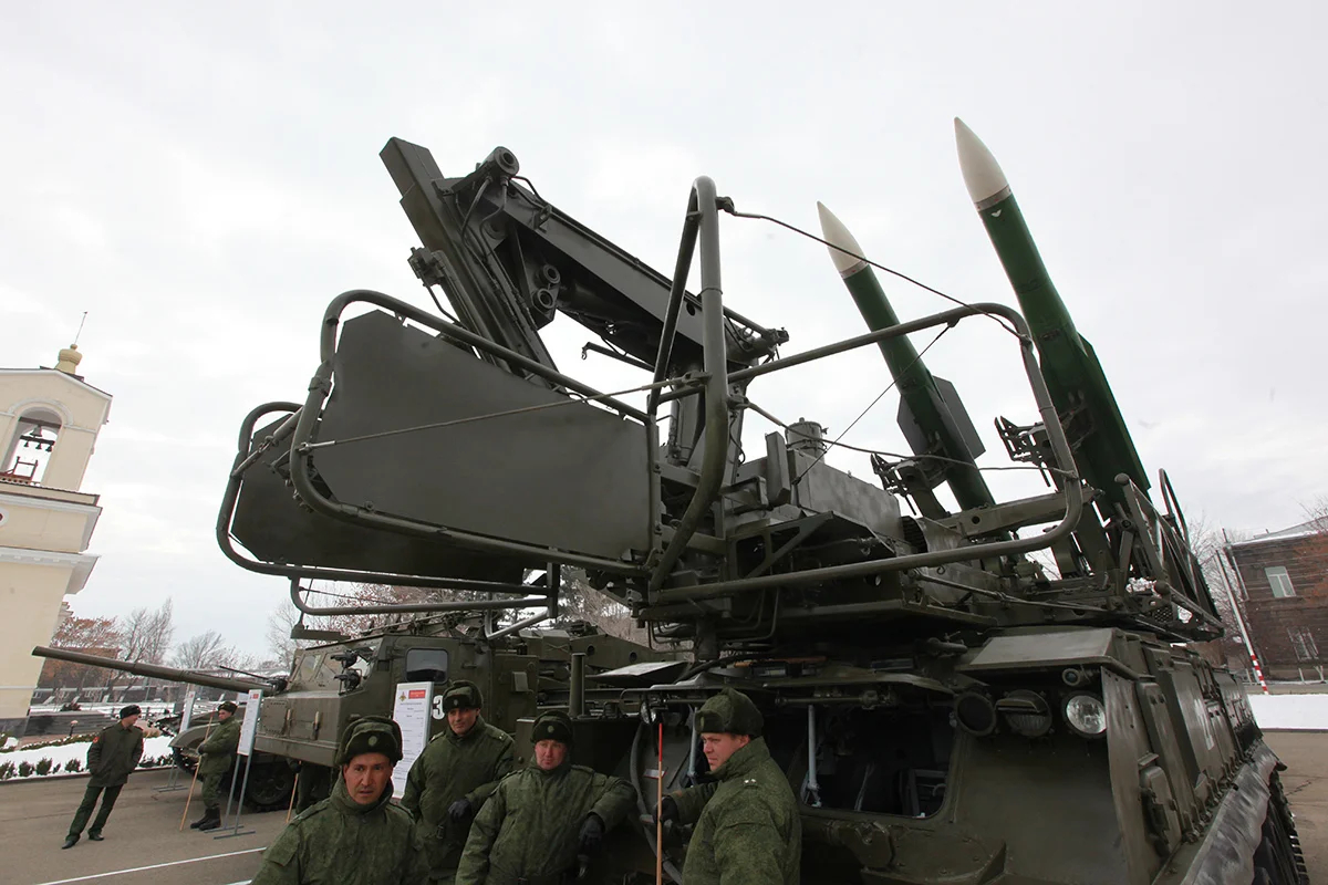 Солдаты стоят возле техники на 102-й военной базе в Гюмри. Фото: Саша Мордовец / Getty Images