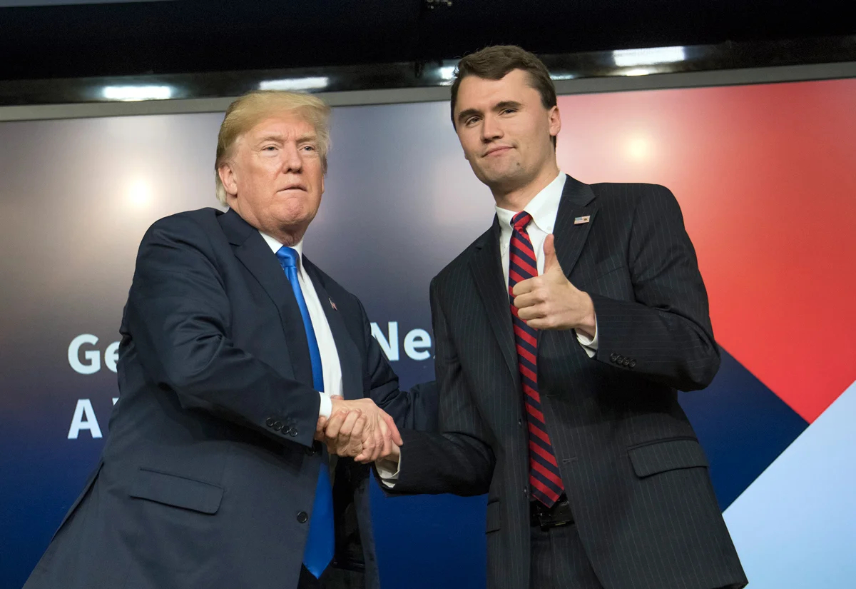 Дональд Трамп жмёт руку Чарли Кирку во время панельной дискуссии на саммите Generation Next в Белом доме, Вашингтон, США, 22 марта 2018 года. Фото: Capital Pictures / Scanpix / LETA