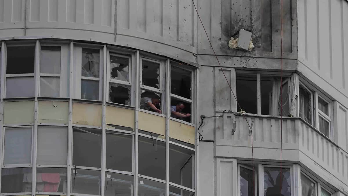 Жилой дом, пострадавший от атаки дронов утром 30 мая, Москва. Фото: EPA-EFE / MAXIM SHIPENKOV&nbsp;
