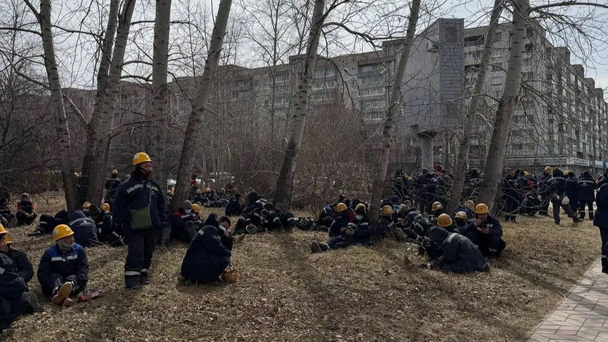 Hundreds of Chinese workers stage protest over unpaid wages in Russian Far East