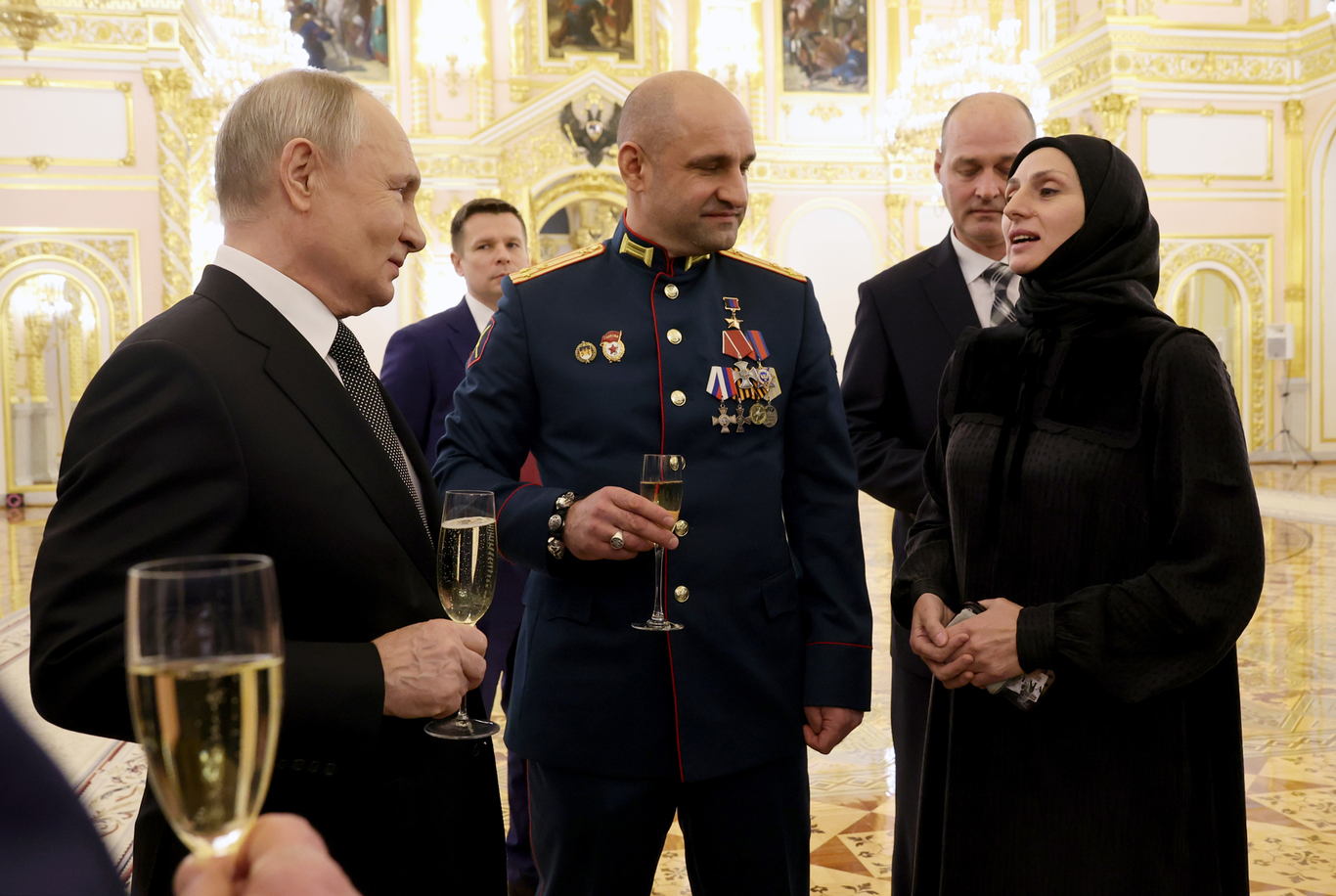 Владимир Путин, Артем Жога (в центре) и Сапижат Мазаева (слева) после церемонии вручения медалей в Кремле, Москва, 8 декабря 2023 года. Фото: Михаил Климентьев / Спутник / Kremlin / EPA