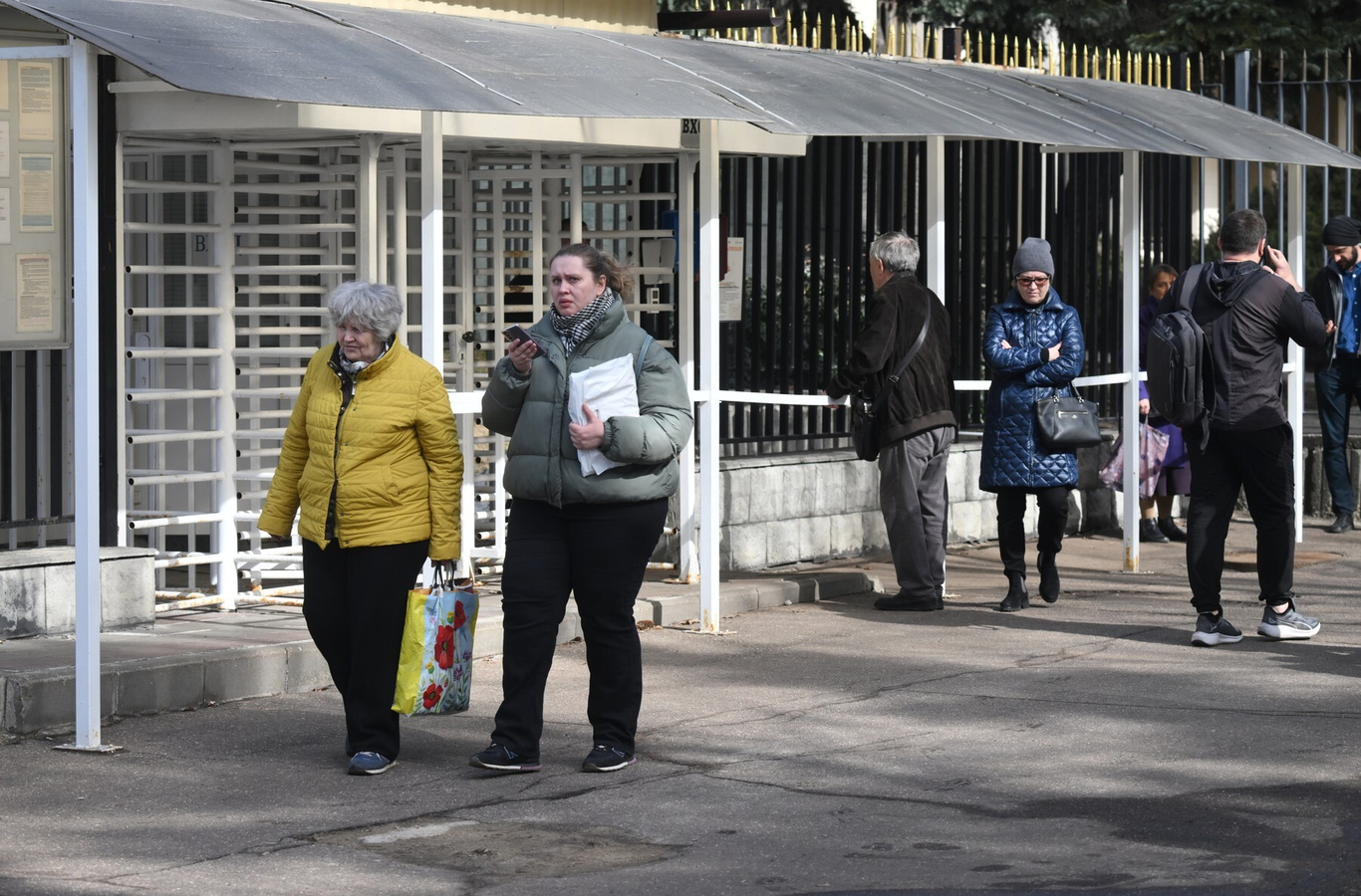 Люди около посольства Болгарии в Москве, Россия, 1 апреля 2024 года. Фото: Илья Питалев / Sputnik / Profimedia