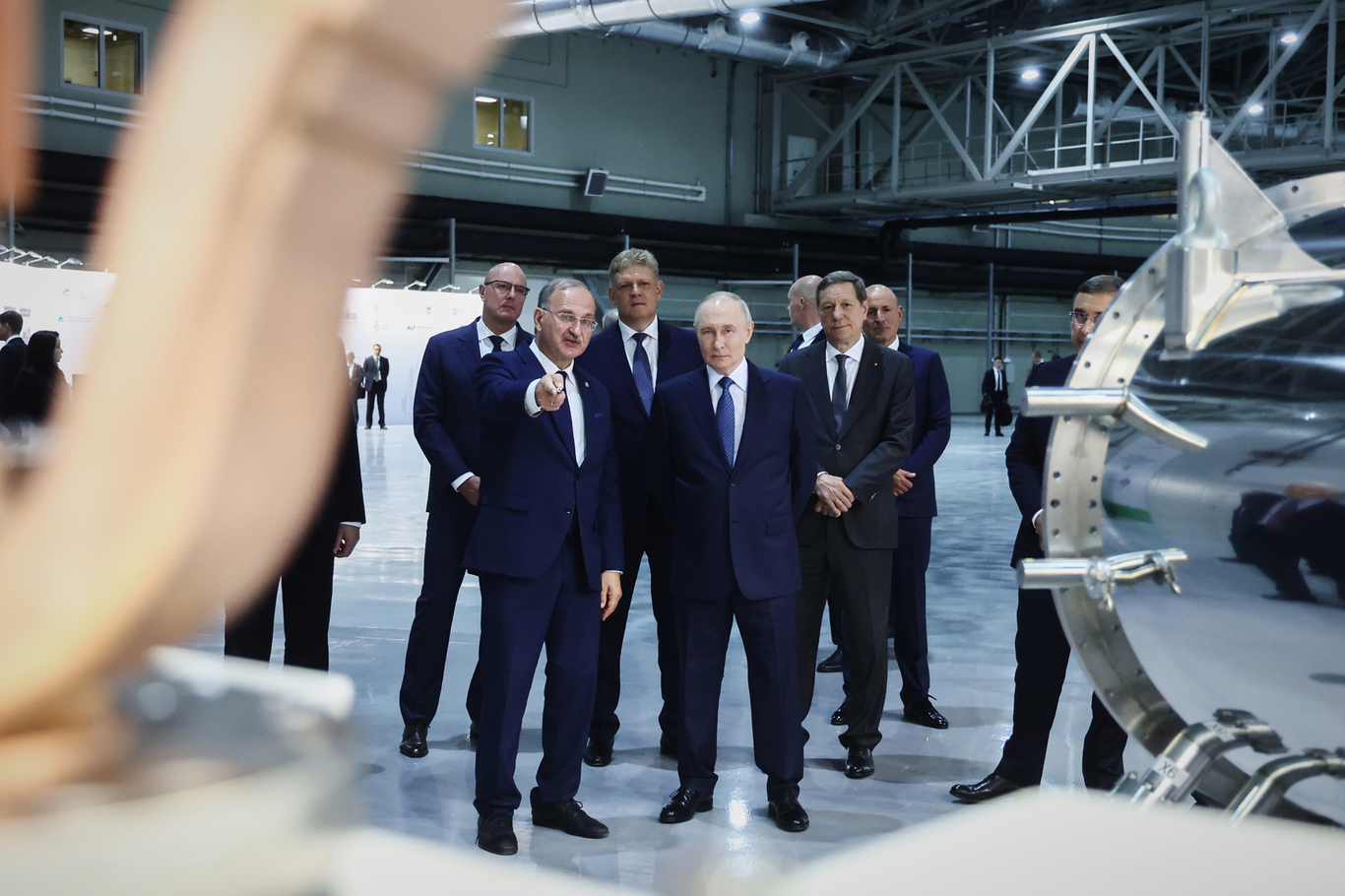 Владимир Путин во время посещения Центра коллективного пользования «Сибирский кольцевой источник фотонов». Кольцово, Новосибирская область. 11 августа 2026 года. Фото: Сергей Фадеичев / Спутник / AP / Scanpix / LETA&nbsp;(edited)