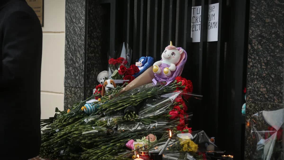 Стихийный мемориал у посольства Турции в Москве. Фото: Катерина Береговая, специально для «Новой газеты Европа»