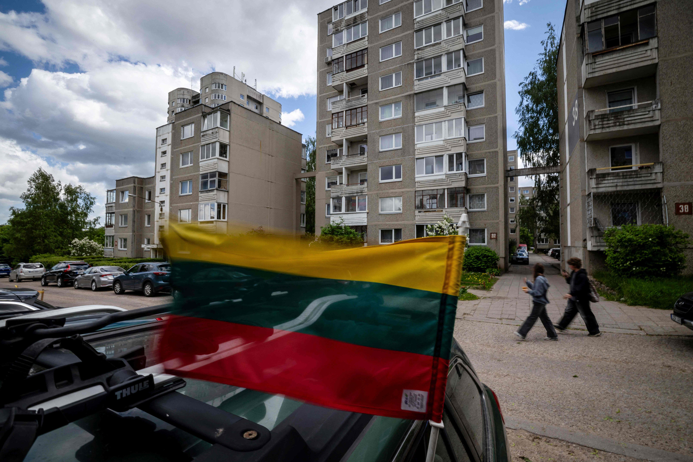 Национальный флаг в жилом районе Вильнюса, Литва, 27 мая 2026 года. Фото: Wojtek Radwanski / AFP / Scanpix / LETA