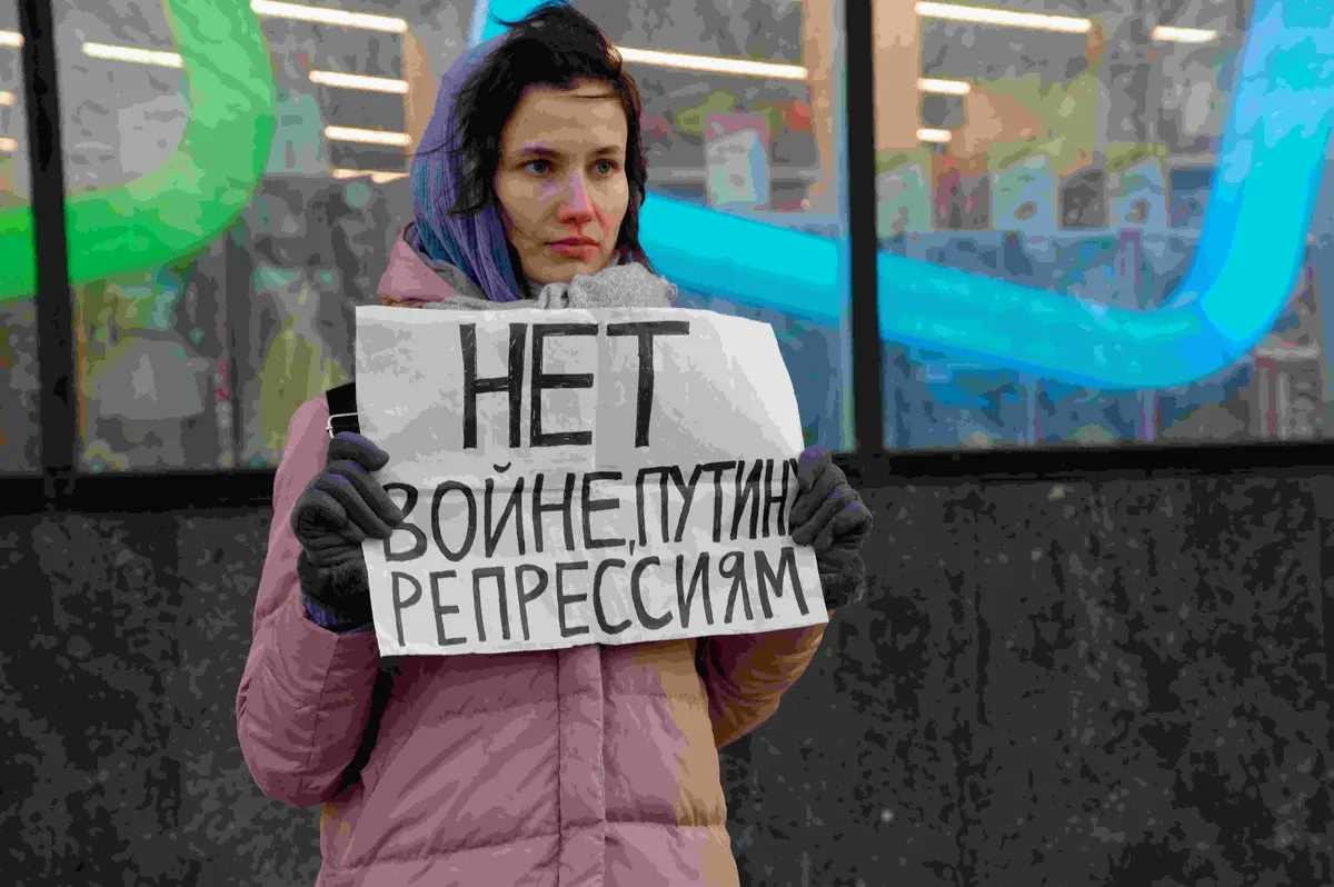 Участница антивоенной акции в Москве, февраль 2022 года. Фото: Daniil Danchenko / NurPhoto / Getty Images