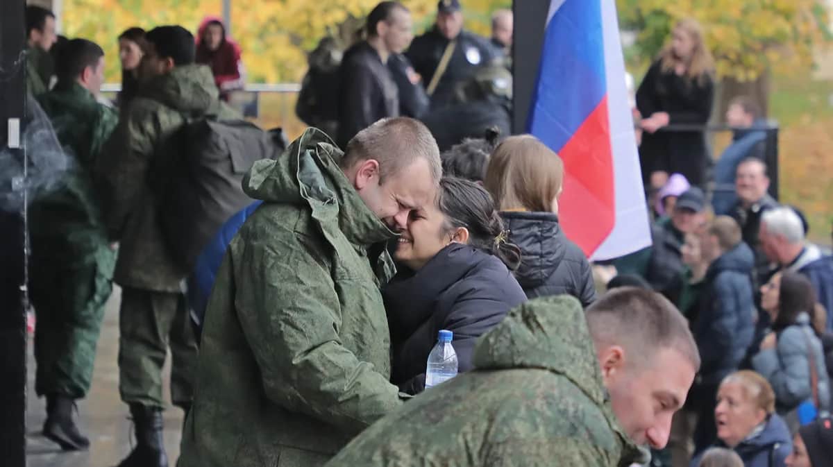 Призывники прощаются с родственниками у военкомата во время мобилизации в Москве, 6 октября 2022 года. Фото: Максим Шипенков / EPA