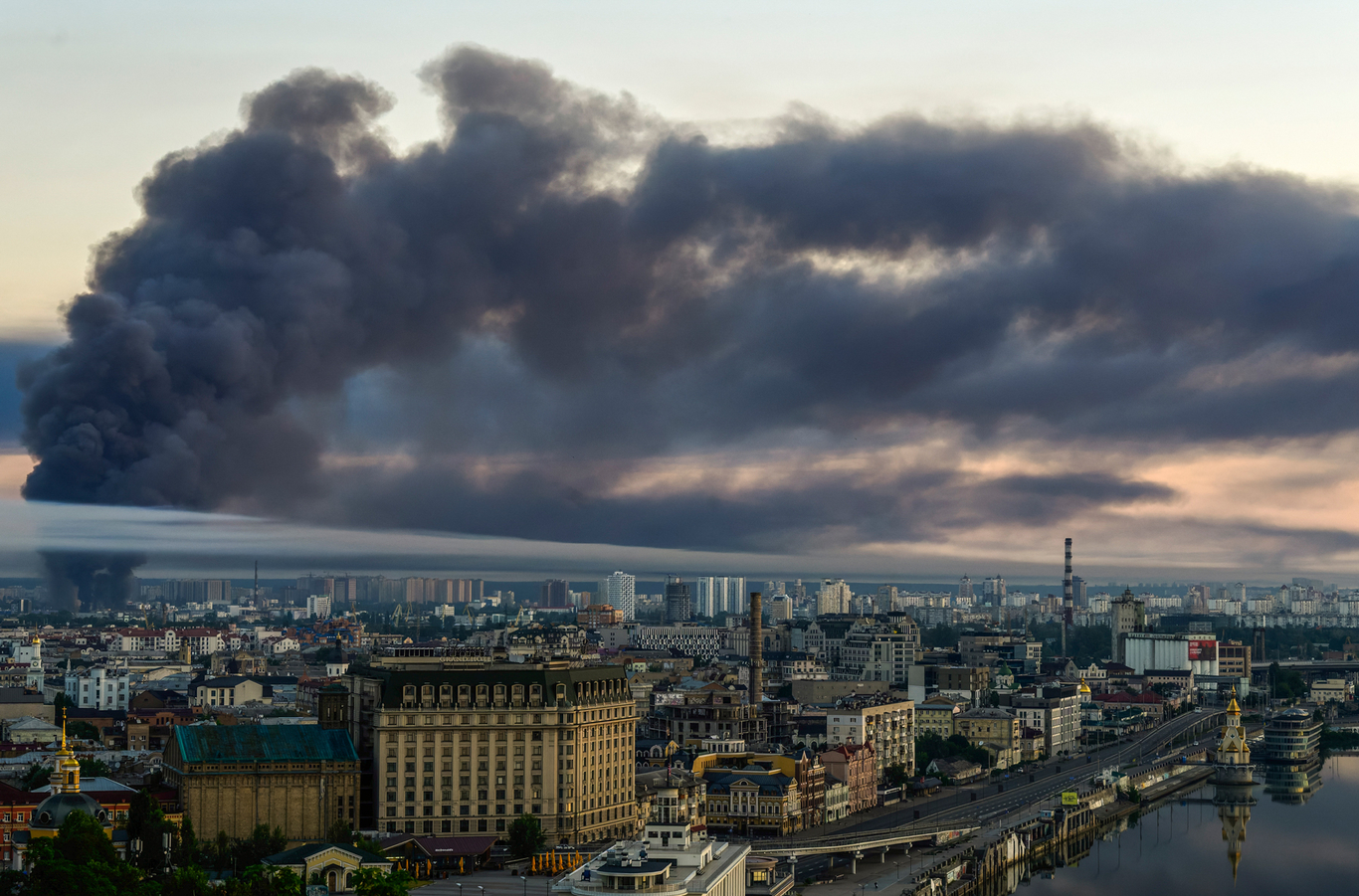 Дым поднимается над Киевом после массированной атаки со стороны России, Украина, 2 июля 2026 года. Фото: Maxym Marusenko / EPA