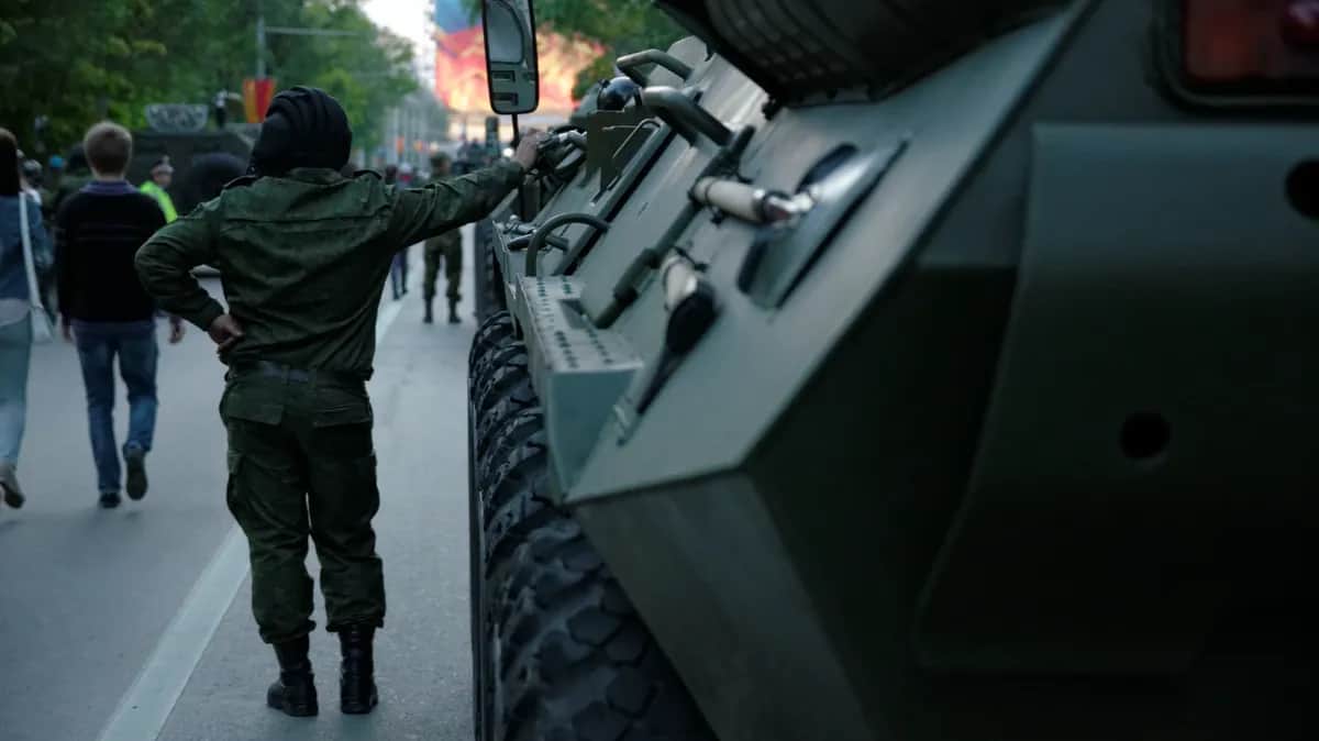 Российский солдат у бронетранспортера БТР-80. Фото: Getty Images