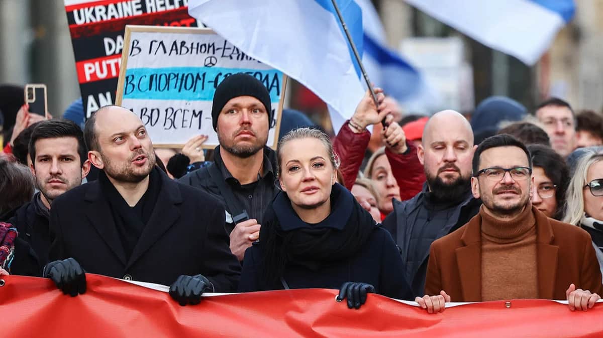 Илья Яшин, Владимир Кара-Мурза и Юлия Навальная во время антивоенной демонстрации в Берлине, Германия, 17 ноября 2024 года. Фото: Filip Singer / EPA-EFE