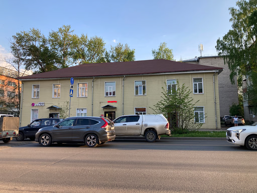KB Products store. The unmarked door on the right is an operating alcohol takeaway point. Photo: Irina Garina / Novaya Gazeta Europe