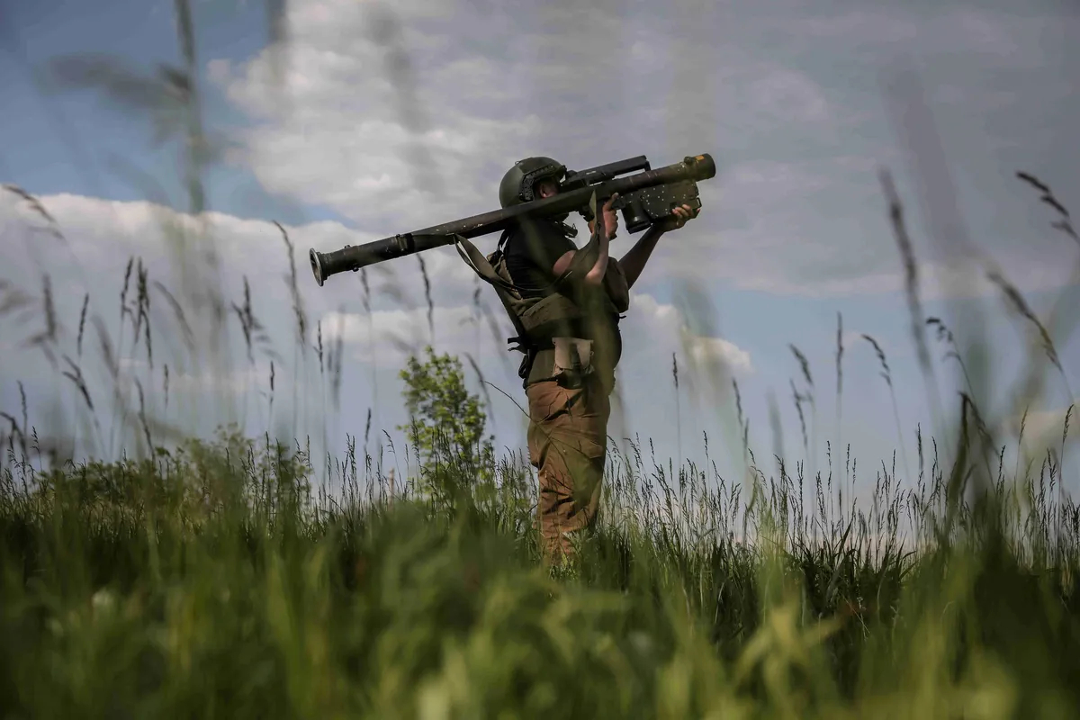 Украинский военнослужащий наводит ракетную установку «Стингер». Фото: EPA-EFE / OLEG PETRASYUK