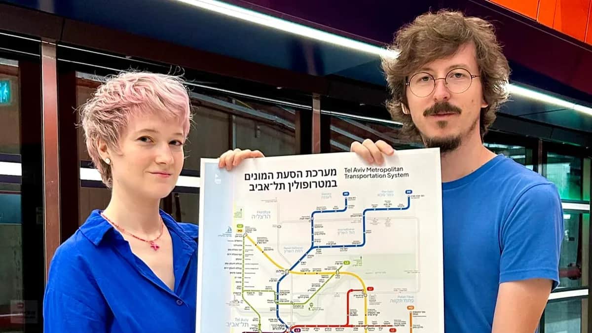 Константин Коновалов с девушкой Дарьей и схемой Тель-Авивского метро. Фото: соцсети