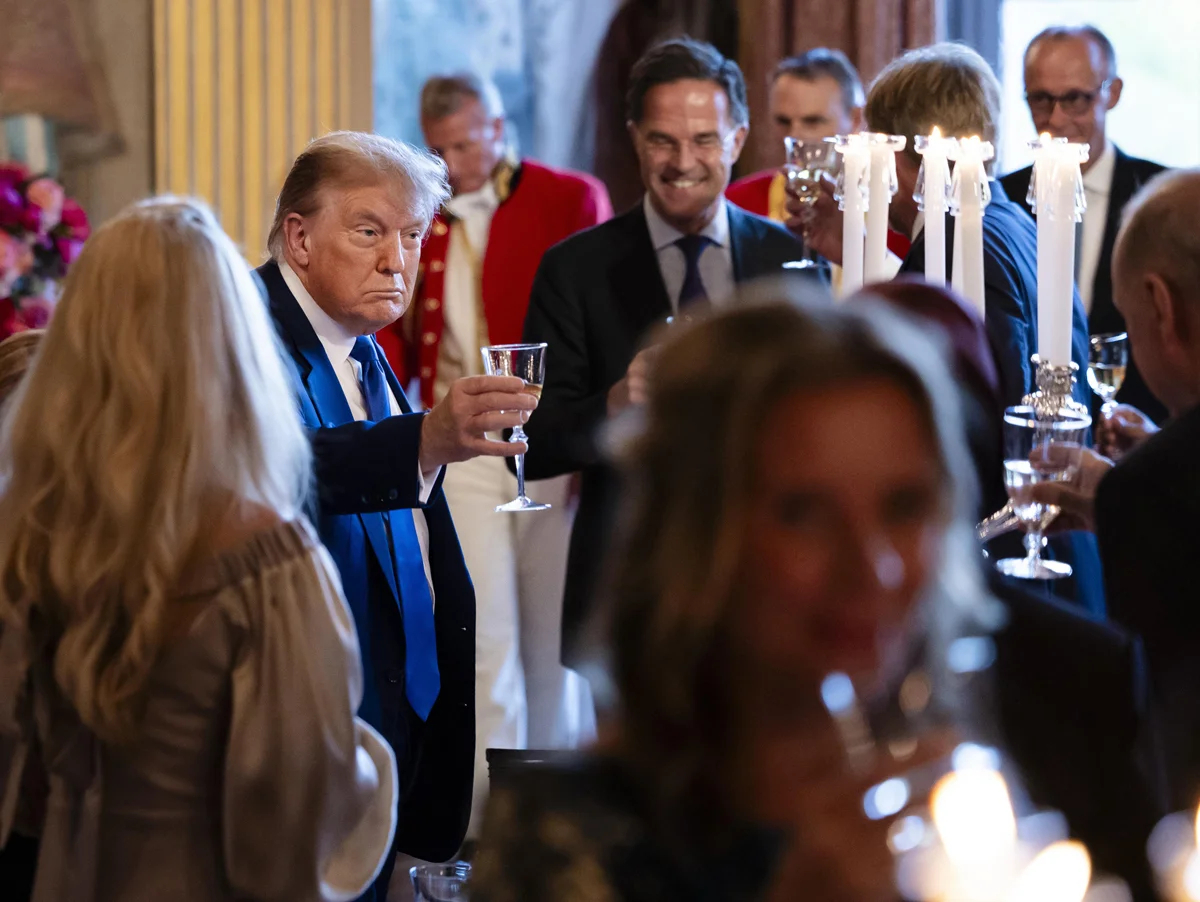 Президент США Дональд Трамп (слева) на торжественном приеме, организованном королем Виллемом-Александром в Гааге, Нидерланды, 24 июня 2025 года. Фото: Remko De Waal / EPA