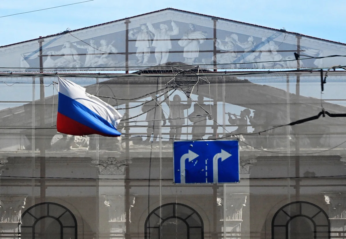 Вид на разрушенный фасад мариупольского драматического театра, 3 марта 2023 года. Фото: Анатолий Жданов / Коммерсантъ / Sipa USA / Vida Press