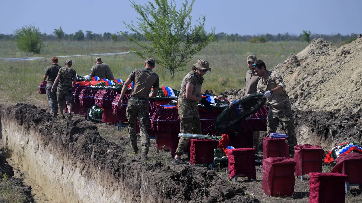Военнослужащие перезахоранивают неопознаные останки российских солдат, участвующих в войне в Украине, Луганске, 6 июля 2024 года. Фото: Евгений Биятов / Спутник / Scanpix / LETA