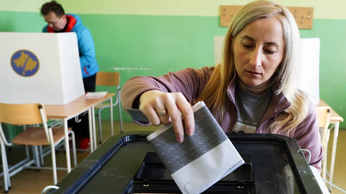 Избирательница голосует на парламентских выборах в Грачанице, Косово, 9 февраля 2025 года. Фото: Georgi Licovski / EPA