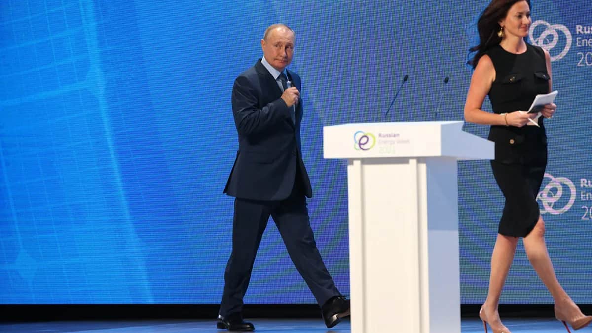 Президент России Владимир Путин (слева) входит в зал во время пленарного заседания Российской энергетической недели в Москве, 13 октября 2021 года. Фото: Михаил Светлов / Getty Images
