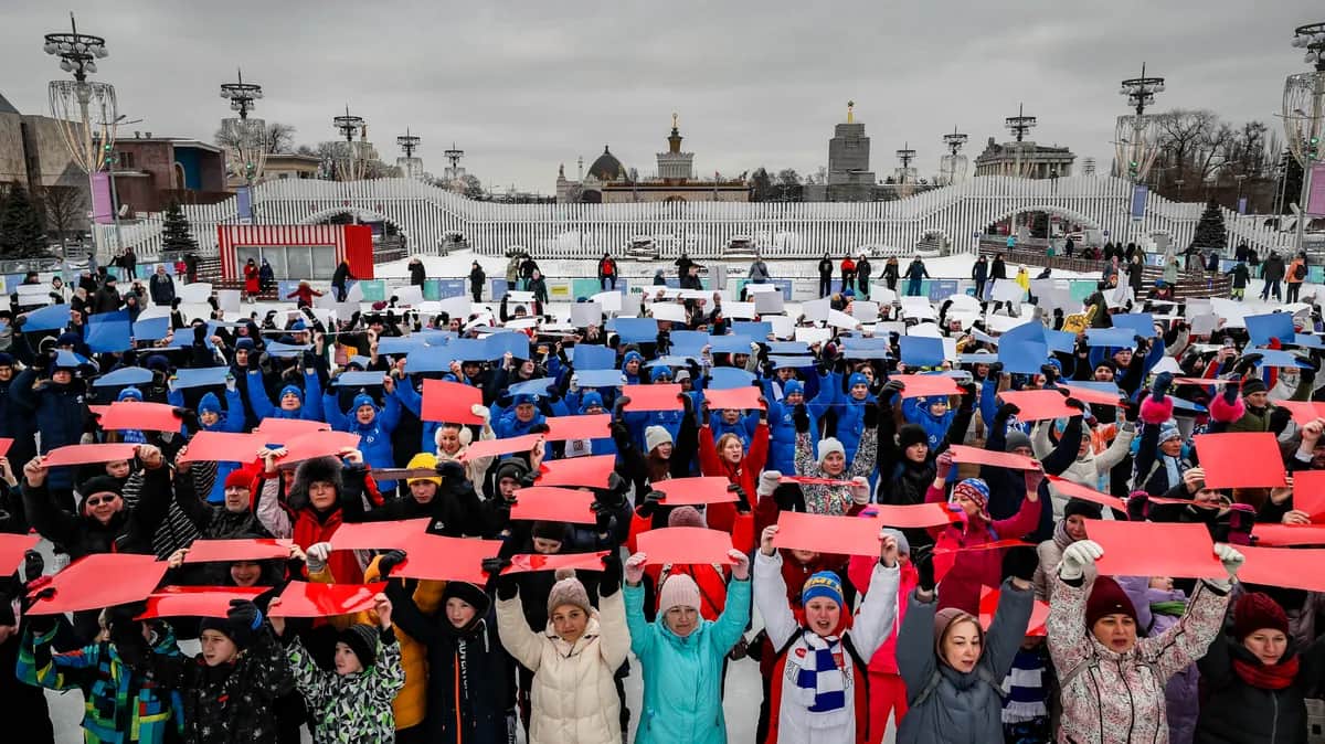 Российские спортсмены и другие участники флешмоба «Россия за спорт!» в поддержку Команды России на катке в парке ВДНХ, февраль 2023 года. Фото: EPA-EFE/YURI KOCHETKOV