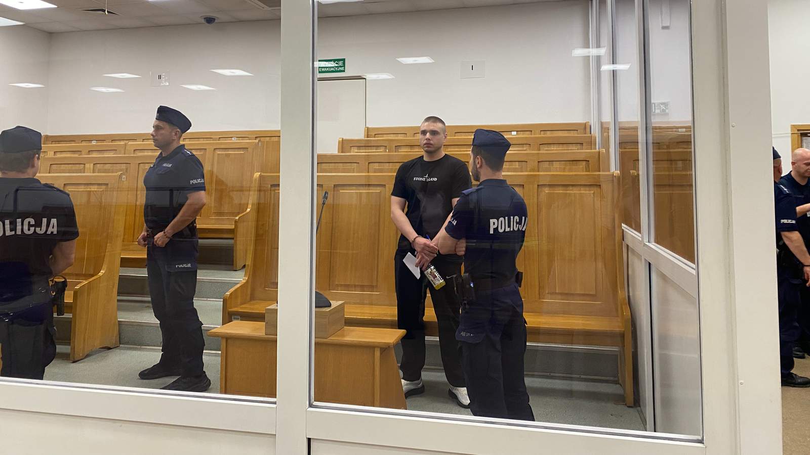Вячеслав Чебаненко в зале суда в окружении полицейских. Фото: «Новая газета Европа»