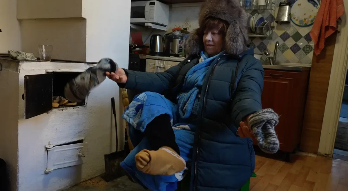In winter, Olga Vasilyevna wears three pairs of wool socks at home. <a href="https://www.youtube.com/watch?v=NjrPBmXX3vo" rel="noopener noreferrer" title="https://www.youtube.com/watch?v=NjrPBmXX3vo">A shot from the film “Firewood for the mobilised”</a>