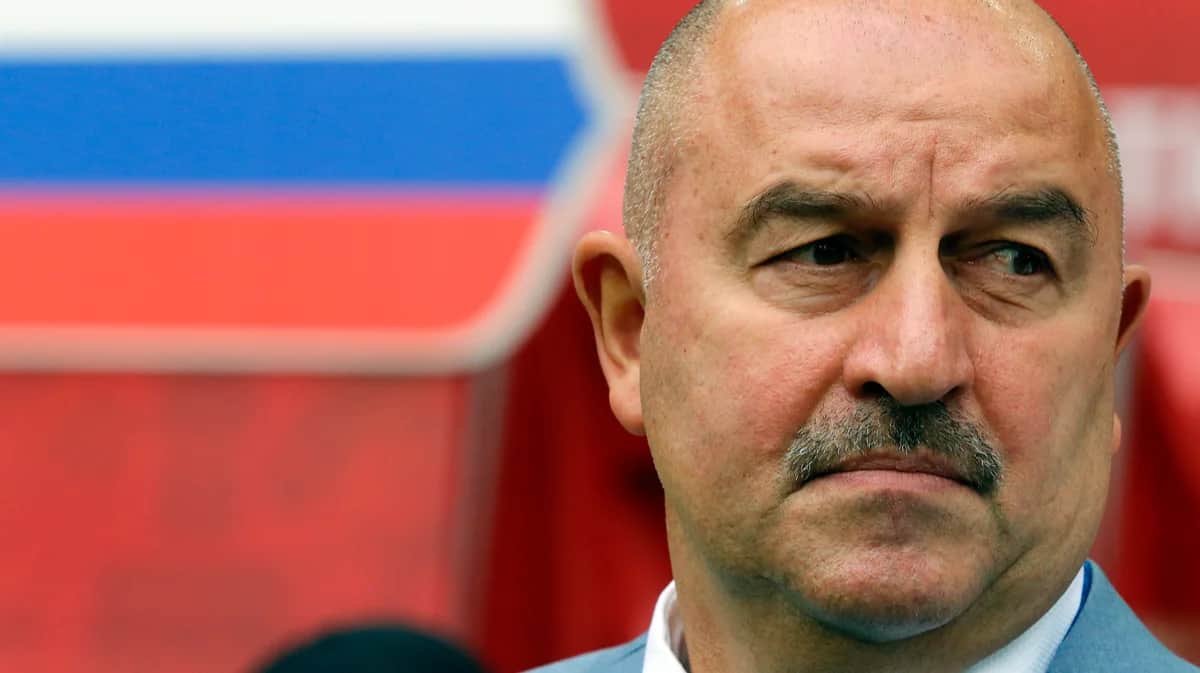 Станислав Черчесов во время матча Кубка FIFA между Россией и Португалией на стадионе «Спартак», Москва, 21 июня 2017 года. Фото: Юрий Кочетков / EPA