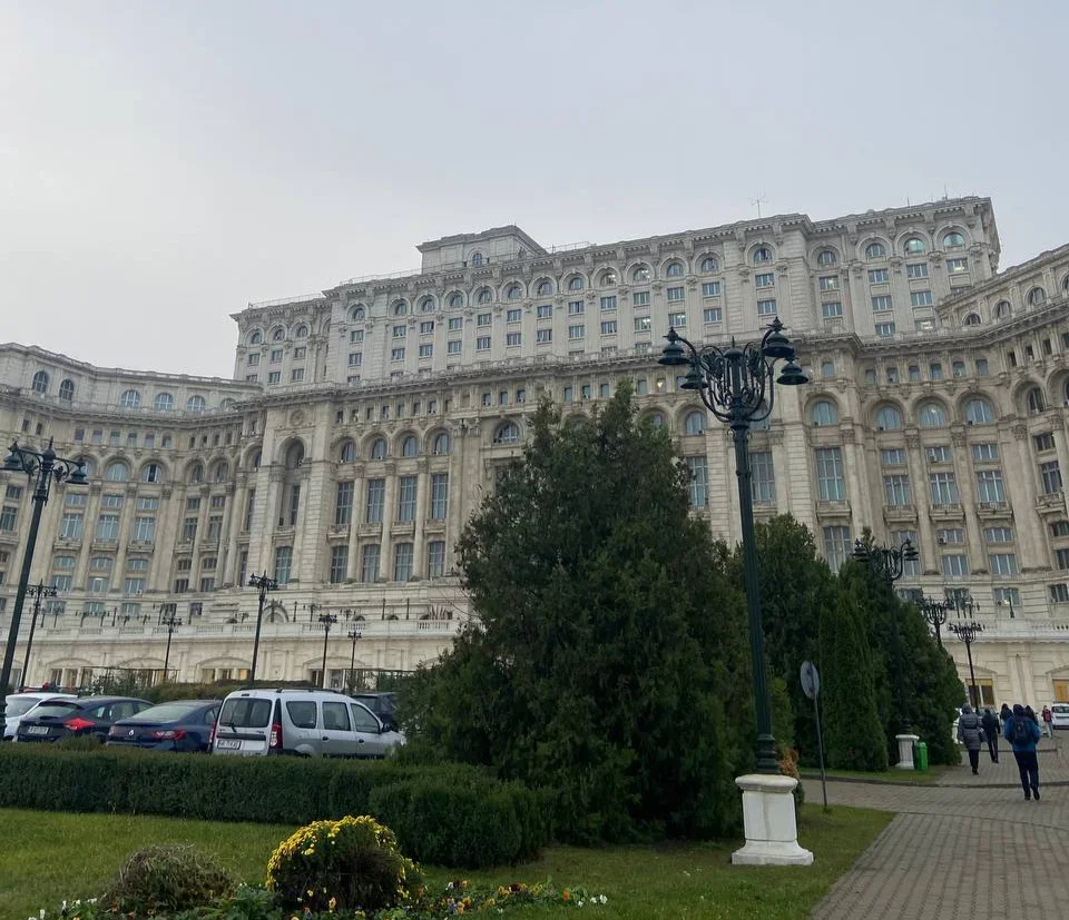 Romania's Parliament. Photo: Novaya Gazeta Europe