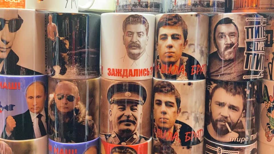 Сувенирные кружки, продающиеся в подземном переходе на Невском проспекте в Петербурге. Фото: Леонид Гозман