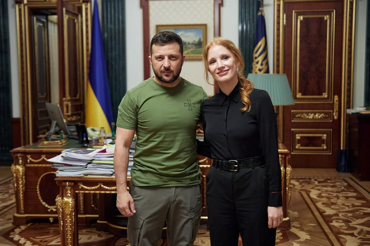 Джессика Честейн с Владимиром Зеленским в Киеве, 7 августа 2022 года. Фото: <a data-sk="tooltip_parent" data-stringify-link="https://t.me/V_Zelenskiy_official/2792" href="https://t.me/V_Zelenskiy_official/2792" rel="noopener noreferrer" target="_blank">телеграм-канал Зеленского</a>