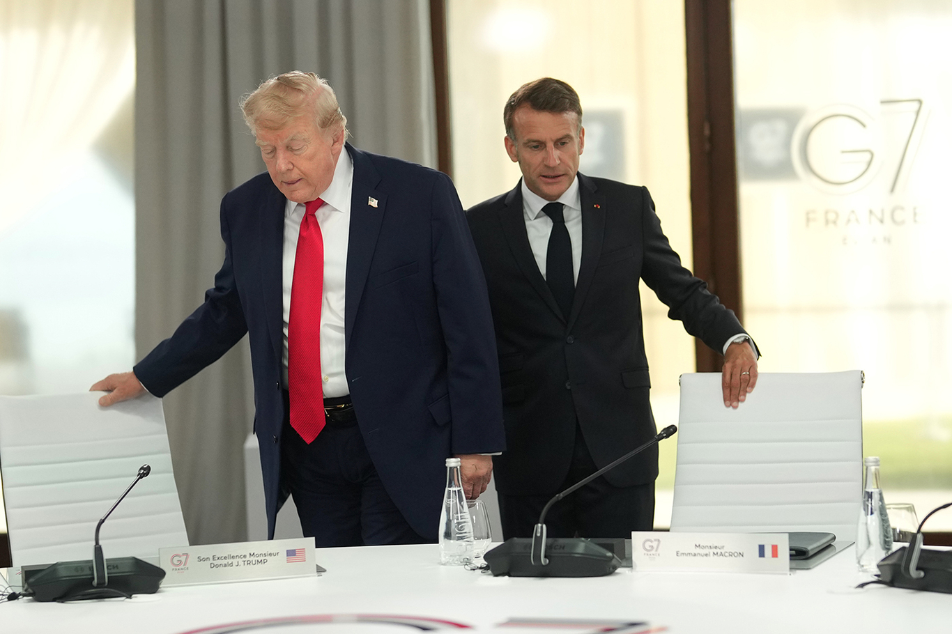 Президент США Дональд Трамп и президент Франции Эммануэль Макрон во время рабочей встречи на саммите G7 в Эвиан-ле-Бен, Франция, 16 июня 2026 года. Фото: Thibault Camus / EPA
