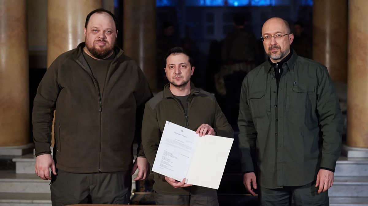 Председатель Верховной Рады Руслан Стефанчук, президент Украины Владимир Зеленский и премьер-министр Денис Шмыгаль после подписания заявки на членство Украины в ЕС, 28 февраля 2022 года. Фото:&nbsp;<a target="_blank" data-stringify-link="https://www.president.gov.ua/news/volodimir-zelenskij-pidpisav-zayavku-na-chlenstvo-ukrayini-u-73249" data-sk="tooltip_parent" href="https://www.president.gov.ua/news/volodimir-zelenskij-pidpisav-zayavku-na-chlenstvo-ukrayini-u-73249" rel="noopener noreferrer">пресс-служба Президента Украины</a>