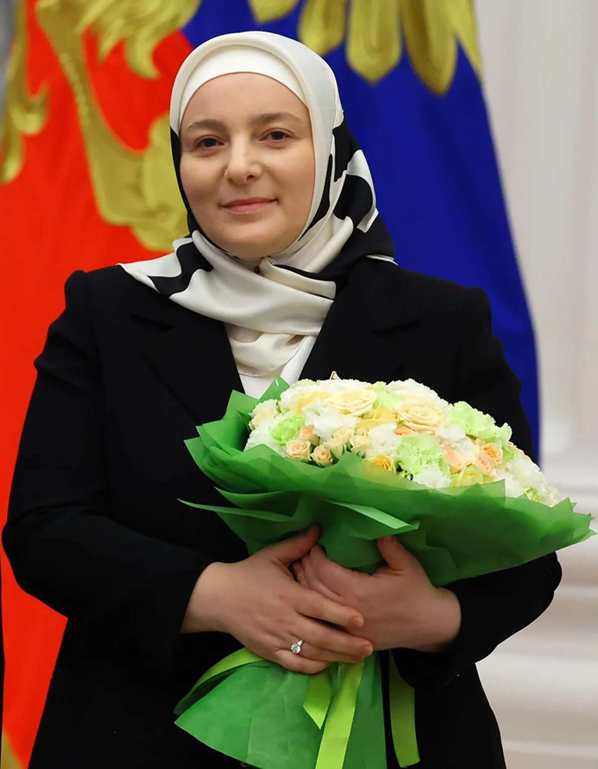 Медни Кадырова на церемонии вручения государственных наград, где ей было присвоено звание «Мать-героиня». Фото: <a data-sk="tooltip_parent" data-stringify-link="http://kremlin.ru" href="http://kremlin.ru/" rel="noopener noreferrer" target="_blank">kremlin.ru</a>