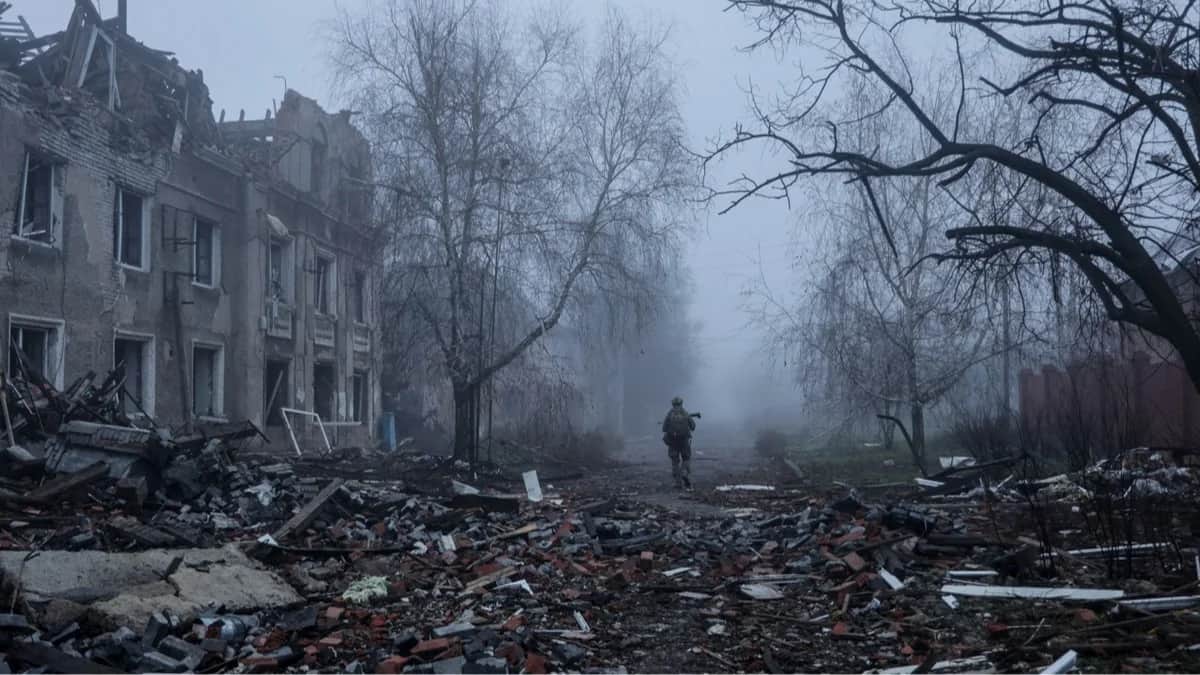Украинский военнослужащий идёт мимо жилых домов, повреждённых российским ударом, Константиновка, Донецкая область, Украина, 28 ноября 2025 года. Фото: Oleg Petrasiuk / Press Service of the 24th King Danylo Separate Mechanized Brigade / Reuters / Scanpix / LETA<br>