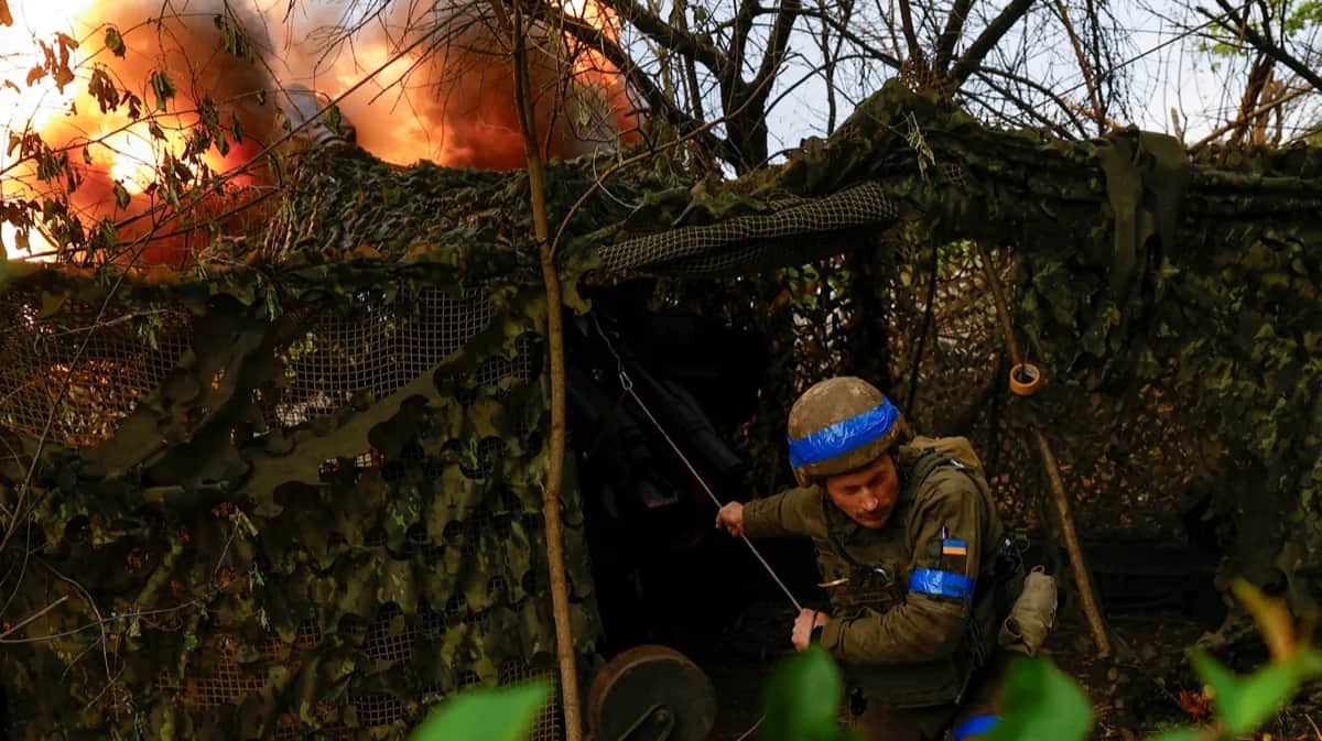 Украинский военнослужащий ведет огонь по российским войскам в Харьковской области, 21 мая 2024 года. Фото: Валентин Огиренко / Reuters / Scanpix / LETA