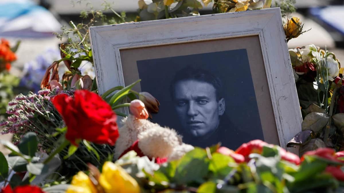 Фотография и цветы на стихийном мемориале в память об Алексее Навальном у посольства России в Берлине, Германия, 19 марта 2024 года. Фото: David Gannon / AFP / Scanpix / LETA