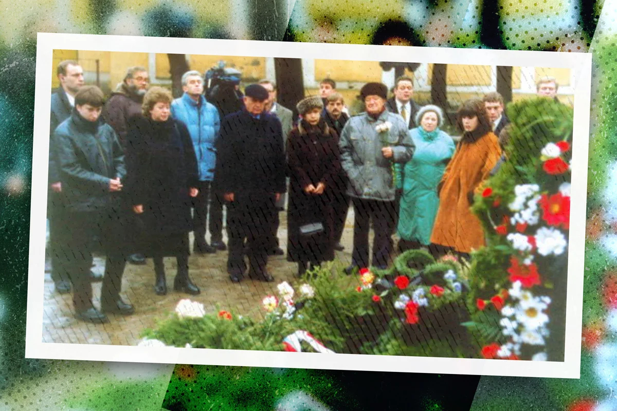 Похороны Галины Старовойтовой на Никольском кладбище Александро-Невской лавры в Санкт-Петербурге. Фото: <a data-sk="tooltip_parent" data-stringify-link="http://starovoitova.ru" href="http://starovoitova.ru/" rel="noopener noreferrer" target="_blank">starovoitova.ru</a>